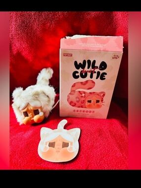 Crybaby Wild But Cutie plush pendant (vanilla cutie)